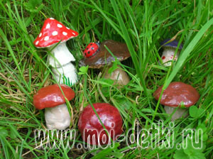 Глиняные грибы в траве