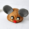 Мышка из скорлупы ореха