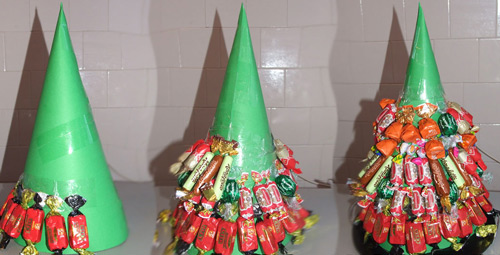 Новогодняя елка из конфет.