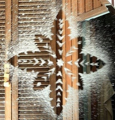 Снежинки на стекле